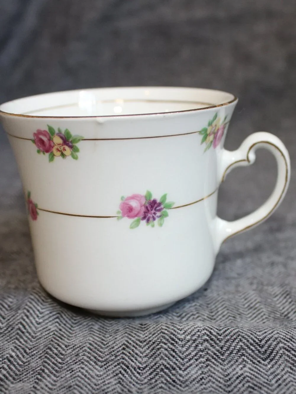 Vintage/40's Colclough Bone China 'Petite Flowers' Teacup & Saucer w/ Gold Rims